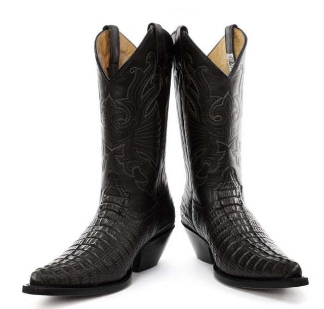 La bota Carolina de Grinders es una bota vaquera de cuero resistente y de calidad. Este estilo presenta una parte superior de cuero resistente a la abrasión engrasado en negro con un patrón detallado en contraste de color cosido en la caña y un diseño de cola de cocodrilo grabado en el empeine. Esta bota tiene un estilo western icónico con detalles como una punta puntiaguda y un tacón cubano de 2 pulgadas y se vuelve cómoda gracias a un forro y una plantilla de cuero completos. La suela de cuero genuino de marca proporciona una mayor durabilidad y las dos presillas laterales para poner hacen que las botas sean más fáciles de poner, todo lo cual se suma a la comodidad y practicidad de esta elegante bota Carolina de lujo. • Suela Goodyear Welted • Parte superior de cuero • Lujoso forro interior de cuero • Tacones de cuero apilados de 2” • Suelas de cuero • Fabricado en México