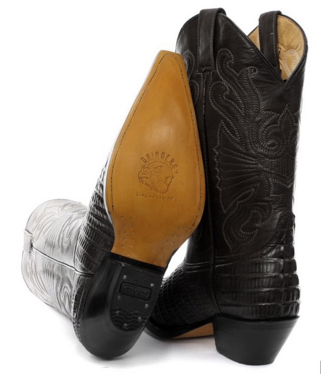 La bota Carolina de Grinders es una bota vaquera de cuero resistente y de calidad. Este estilo presenta una parte superior de cuero resistente a la abrasión engrasado en negro con un patrón detallado en contraste de color cosido en la caña y un diseño de cola de cocodrilo grabado en el empeine. Esta bota tiene un estilo western icónico con detalles como una punta puntiaguda y un tacón cubano de 2 pulgadas y se vuelve cómoda gracias a un forro y una plantilla de cuero completos. La suela de cuero genuino de marca proporciona una mayor durabilidad y las dos presillas laterales para poner hacen que las botas sean más fáciles de poner, todo lo cual se suma a la comodidad y practicidad de esta elegante bota Carolina de lujo. • Suela Goodyear Welted • Parte superior de cuero • Lujoso forro interior de cuero • Tacones de cuero apilados de 2” • Suelas de cuero • Fabricado en México