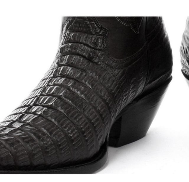 La bota Carolina de Grinders es una bota vaquera de cuero resistente y de calidad. Este estilo presenta una parte superior de cuero resistente a la abrasión engrasado en negro con un patrón detallado en contraste de color cosido en la caña y un diseño de cola de cocodrilo grabado en el empeine. Esta bota tiene un estilo western icónico con detalles como una punta puntiaguda y un tacón cubano de 2 pulgadas y se vuelve cómoda gracias a un forro y una plantilla de cuero completos. La suela de cuero genuino de marca proporciona una mayor durabilidad y las dos presillas laterales para poner hacen que las botas sean más fáciles de poner, todo lo cual se suma a la comodidad y practicidad de esta elegante bota Carolina de lujo. • Suela Goodyear Welted • Parte superior de cuero • Lujoso forro interior de cuero • Tacones de cuero apilados de 2” • Suelas de cuero • Fabricado en México