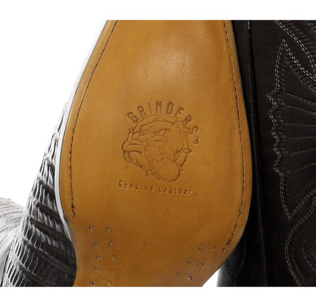 La bota Carolina de Grinders es una bota vaquera de cuero resistente y de calidad. Este estilo presenta una parte superior de cuero resistente a la abrasión engrasado en negro con un patrón detallado en contraste de color cosido en la caña y un diseño de cola de cocodrilo grabado en el empeine. Esta bota tiene un estilo western icónico con detalles como una punta puntiaguda y un tacón cubano de 2 pulgadas y se vuelve cómoda gracias a un forro y una plantilla de cuero completos. La suela de cuero genuino de marca proporciona una mayor durabilidad y las dos presillas laterales para poner hacen que las botas sean más fáciles de poner, todo lo cual se suma a la comodidad y practicidad de esta elegante bota Carolina de lujo. • Suela Goodyear Welted • Parte superior de cuero • Lujoso forro interior de cuero • Tacones de cuero apilados de 2” • Suelas de cuero • Fabricado en México