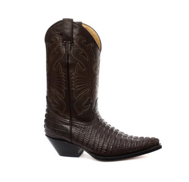La bota Carolina de Grinders es una bota vaquera de cuero resistente y de calidad. Este estilo presenta una parte superior de cuero resistente a la abrasión engrasado de color marrón oscuro con un patrón detallado en contraste de color cosido en la caña y un diseño de cola de cocodrilo grabado en el empeine. Esta bota tiene un estilo western icónico con detalles como una punta puntiaguda y un tacón cubano de 2 pulgadas y se vuelve cómoda gracias a un forro y una plantilla de cuero completos. La suela de cuero genuino de marca proporciona una mayor durabilidad y las dos presillas laterales para poner hacen que las botas sean más fáciles de poner, todo lo cual se suma a la comodidad y practicidad de esta elegante bota Carolina de lujo. • Suela Goodyear Welted • Parte superior de cuero • Lujoso forro interior de cuero • Tacones de cuero apilados de 2” • Suelas de cuero • Fabricado en México