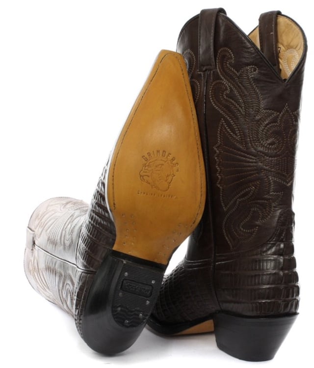 La bota Carolina de Grinders es una bota vaquera de cuero resistente y de calidad. Este estilo presenta una parte superior de cuero resistente a la abrasión engrasado de color marrón oscuro con un patrón detallado en contraste de color cosido en la caña y un diseño de cola de cocodrilo grabado en el empeine. Esta bota tiene un estilo western icónico con detalles como una punta puntiaguda y un tacón cubano de 2 pulgadas y se vuelve cómoda gracias a un forro y una plantilla de cuero completos. La suela de cuero genuino de marca proporciona una mayor durabilidad y las dos presillas laterales para poner hacen que las botas sean más fáciles de poner, todo lo cual se suma a la comodidad y practicidad de esta elegante bota Carolina de lujo. • Suela Goodyear Welted • Parte superior de cuero • Lujoso forro interior de cuero • Tacones de cuero apilados de 2” • Suelas de cuero • Fabricado en México