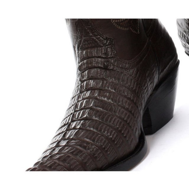 La bota Carolina de Grinders es una bota vaquera de cuero resistente y de calidad. Este estilo presenta una parte superior de cuero resistente a la abrasión engrasado de color marrón oscuro con un patrón detallado en contraste de color cosido en la caña y un diseño de cola de cocodrilo grabado en el empeine. Esta bota tiene un estilo western icónico con detalles como una punta puntiaguda y un tacón cubano de 2 pulgadas y se vuelve cómoda gracias a un forro y una plantilla de cuero completos. La suela de cuero genuino de marca proporciona una mayor durabilidad y las dos presillas laterales para poner hacen que las botas sean más fáciles de poner, todo lo cual se suma a la comodidad y practicidad de esta elegante bota Carolina de lujo. • Suela Goodyear Welted • Parte superior de cuero • Lujoso forro interior de cuero • Tacones de cuero apilados de 2” • Suelas de cuero • Fabricado en México
