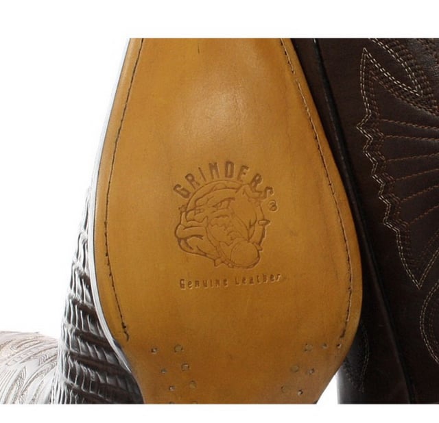 La bota Carolina de Grinders es una bota vaquera de cuero resistente y de calidad. Este estilo presenta una parte superior de cuero resistente a la abrasión engrasado de color marrón oscuro con un patrón detallado en contraste de color cosido en la caña y un diseño de cola de cocodrilo grabado en el empeine. Esta bota tiene un estilo western icónico con detalles como una punta puntiaguda y un tacón cubano de 2 pulgadas y se vuelve cómoda gracias a un forro y una plantilla de cuero completos. La suela de cuero genuino de marca proporciona una mayor durabilidad y las dos presillas laterales para poner hacen que las botas sean más fáciles de poner, todo lo cual se suma a la comodidad y practicidad de esta elegante bota Carolina de lujo. • Suela Goodyear Welted • Parte superior de cuero • Lujoso forro interior de cuero • Tacones de cuero apilados de 2” • Suelas de cuero • Fabricado en México
