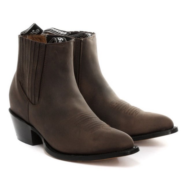 Este par de botines estilo western está fabricado íntegramente en cuero para lograr un aspecto y una sensación sofisticados. La parte superior es resistente a la abrasión para una mayor durabilidad y, para agregarle carácter, presentamos detalles de costuras intrincadas en la parte delantera. La parte delantera del zapato se completa con una puntera puntiaguda y los costados cuentan con una línea superior elástica, así como dos presillas con la marca para ponérselas fácilmente. La suela de este zapato tiene la marca del bulldog de Grinders y se ha unido con calor a una vira para brindarle a este zapato mayor resistencia y durabilidad. • Costura Goodyear • Parte superior de cuero • Forro de cuero suave • Tacones de cuero apilados • Suelas de cuero • Fabricado en México