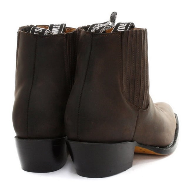 Este par de botines estilo western está fabricado íntegramente en cuero para lograr un aspecto y una sensación sofisticados. La parte superior es resistente a la abrasión para una mayor durabilidad y, para agregarle carácter, presentamos detalles de costuras intrincadas en la parte delantera. La parte delantera del zapato se completa con una puntera puntiaguda y los costados cuentan con una línea superior elástica, así como dos presillas con la marca para ponérselas fácilmente. La suela de este zapato tiene la marca del bulldog de Grinders y se ha unido con calor a una vira para brindarle a este zapato mayor resistencia y durabilidad. • Costura Goodyear • Parte superior de cuero • Forro de cuero suave • Tacones de cuero apilados • Suelas de cuero • Fabricado en México