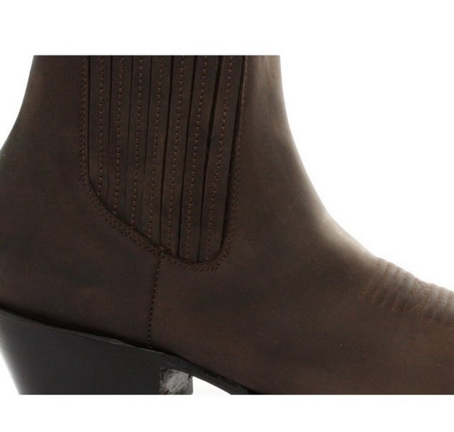 Este par de botines estilo western está fabricado íntegramente en cuero para lograr un aspecto y una sensación sofisticados. La parte superior es resistente a la abrasión para una mayor durabilidad y, para agregarle carácter, presentamos detalles de costuras intrincadas en la parte delantera. La parte delantera del zapato se completa con una puntera puntiaguda y los costados cuentan con una línea superior elástica, así como dos presillas con la marca para ponérselas fácilmente. La suela de este zapato tiene la marca del bulldog de Grinders y se ha unido con calor a una vira para brindarle a este zapato mayor resistencia y durabilidad. • Costura Goodyear • Parte superior de cuero • Forro de cuero suave • Tacones de cuero apilados • Suelas de cuero • Fabricado en México