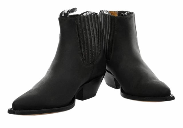 This pair of Chelsea boots is made to provide a true and comfortable fit with the introduction of branded pull-on loops and twin side elasticated gussets that feature stitched detailing running up the sides. This boot has a clean and classic look to it featuring a plain leather upper that is abrasion resistant and a comfortable inner leather lining. Complete with a 2.5” heel, this boot is made durable by the addition of welted sole unit that is additionally engraved with the iconic Grinders Bulldog on the underside • Goodyear Welted sole • Shoe upper is crafted from premium leather • Features a comfortable leather lining • Stacked 2.5” leather heels • Leather Soles • Made in Mexico