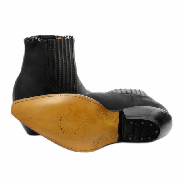 This pair of Chelsea boots is made to provide a true and comfortable fit with the introduction of branded pull-on loops and twin side elasticated gussets that feature stitched detailing running up the sides. This boot has a clean and classic look to it featuring a plain leather upper that is abrasion resistant and a comfortable inner leather lining. Complete with a 2.5” heel, this boot is made durable by the addition of welted sole unit that is additionally engraved with the iconic Grinders Bulldog on the underside • Goodyear Welted sole • Shoe upper is crafted from premium leather • Features a comfortable leather lining • Stacked 2.5” leather heels • Leather Soles • Made in Mexico