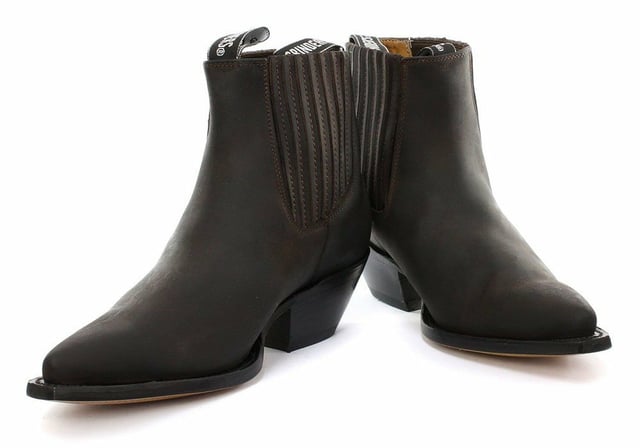 This pair of Chelsea boots is made to provide a true and comfortable fit with the introduction of branded pull-on loops and twin side elasticated gussets that feature stitched detailing running up the sides. This boot has a clean and classic look to it featuring a plain leather upper that is abrasion resistant and a comfortable inner leather lining. Complete with a 2.5” heel, this boot is made durable by the addition of welted sole unit that is additionally engraved with the iconic Grinders Bulldog on the underside • Goodyear Welted sole • Shoe upper is crafted from premium leather • Features a comfortable leather lining • Stacked 2.5” leather heels • Leather Soles • Made in Mexico