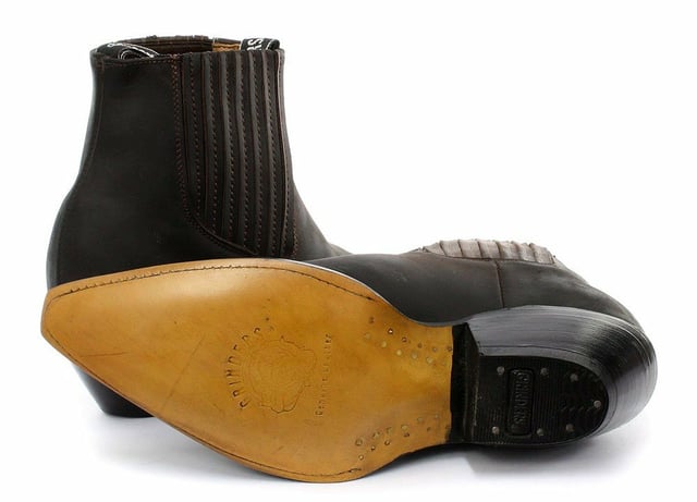 This pair of Chelsea boots is made to provide a true and comfortable fit with the introduction of branded pull-on loops and twin side elasticated gussets that feature stitched detailing running up the sides. This boot has a clean and classic look to it featuring a plain leather upper that is abrasion resistant and a comfortable inner leather lining. Complete with a 2.5” heel, this boot is made durable by the addition of welted sole unit that is additionally engraved with the iconic Grinders Bulldog on the underside • Goodyear Welted sole • Shoe upper is crafted from premium leather • Features a comfortable leather lining • Stacked 2.5” leather heels • Leather Soles • Made in Mexico