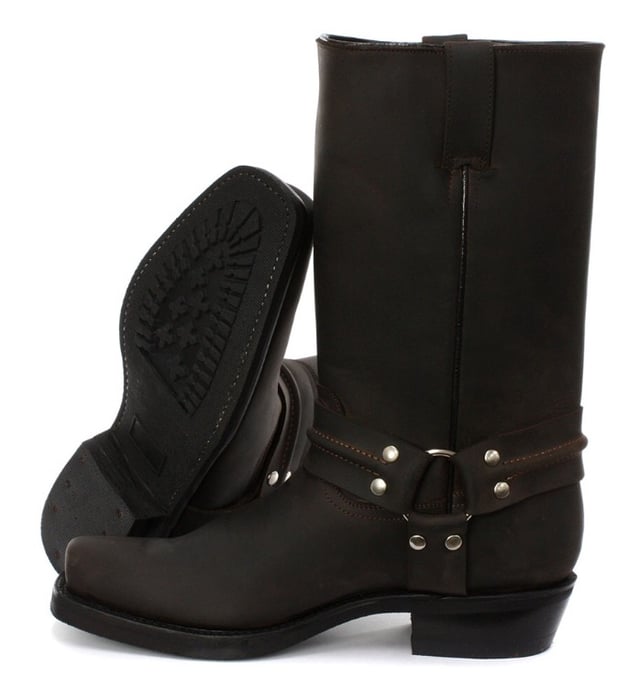 Esta elegante bota de cuero tiene una silueta de caña alta y presenta un diseño de arnés de tres piezas con detalles de tachuelas que envuelve la bota y está conectada por un anillo de metal. El diseño sin cordones de estos zapatos se ve mejorado por el uso de presillas de marca para calzar y refuerzos elásticos dobles cosidos en los lados que hacen que estas botas sean fáciles de poner y quitar. Para una calidad más duradera, la suela de esta bota está cosida con el método Goodyear, que es conocido por brindar resistencia y durabilidad a los zapatos. • Botas de arnés de caña alta • Suela cosida Goodyear • La parte superior del zapato está hecha de cuero de primera calidad • Cuenta con un forro de cuero suave • Suelas de goma • Fabricado en México