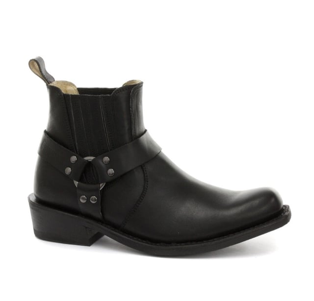 Esta elegante bota de cuero tiene una silueta de pierna baja y presenta un diseño de arnés de tres piezas con detalles de tachuelas que envuelve la bota y está conectada por un anillo de metal. El diseño sin cordones de estos zapatos se ve mejorado por el uso de presillas de marca para calzar y refuerzos elásticos dobles cosidos en los lados que hacen que estas botas sean fáciles de poner y quitar. Para una calidad más duradera, la suela de esta bota está cosida con el método Goodyear, que es conocido por brindar resistencia y larga duración a los zapatos. • Botas de arnés de pierna baja • Suela cosida Goodyear • La parte superior del zapato está hecha de cuero de primera calidad • Cuenta con un forro de cuero suave • Suelas de goma • Fabricado en México