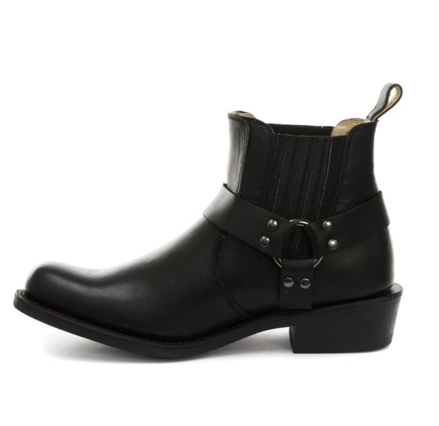 Esta elegante bota de cuero tiene una silueta de pierna baja y presenta un diseño de arnés de tres piezas con detalles de tachuelas que envuelve la bota y está conectada por un anillo de metal. El diseño sin cordones de estos zapatos se ve mejorado por el uso de presillas de marca para calzar y refuerzos elásticos dobles cosidos en los lados que hacen que estas botas sean fáciles de poner y quitar. Para una calidad más duradera, la suela de esta bota está cosida con el método Goodyear, que es conocido por brindar resistencia y larga duración a los zapatos. • Botas de arnés de pierna baja • Suela cosida Goodyear • La parte superior del zapato está hecha de cuero de primera calidad • Cuenta con un forro de cuero suave • Suelas de goma • Fabricado en México