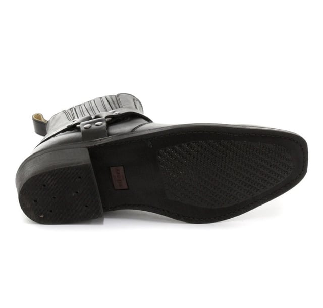 Esta elegante bota de cuero tiene una silueta de pierna baja y presenta un diseño de arnés de tres piezas con detalles de tachuelas que envuelve la bota y está conectada por un anillo de metal. El diseño sin cordones de estos zapatos se ve mejorado por el uso de presillas de marca para calzar y refuerzos elásticos dobles cosidos en los lados que hacen que estas botas sean fáciles de poner y quitar. Para una calidad más duradera, la suela de esta bota está cosida con el método Goodyear, que es conocido por brindar resistencia y larga duración a los zapatos. • Botas de arnés de pierna baja • Suela cosida Goodyear • La parte superior del zapato está hecha de cuero de primera calidad • Cuenta con un forro de cuero suave • Suelas de goma • Fabricado en México