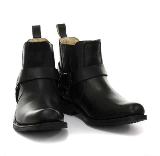 Esta elegante bota de cuero tiene una silueta de pierna baja y presenta un diseño de arnés de tres piezas con detalles de tachuelas que envuelve la bota y está conectada por un anillo de metal. El diseño sin cordones de estos zapatos se ve mejorado por el uso de presillas de marca para calzar y refuerzos elásticos dobles cosidos en los lados que hacen que estas botas sean fáciles de poner y quitar. Para una calidad más duradera, la suela de esta bota está cosida con el método Goodyear, que es conocido por brindar resistencia y larga duración a los zapatos. • Botas de arnés de pierna baja • Suela cosida Goodyear • La parte superior del zapato está hecha de cuero de primera calidad • Cuenta con un forro de cuero suave • Suelas de goma • Fabricado en México