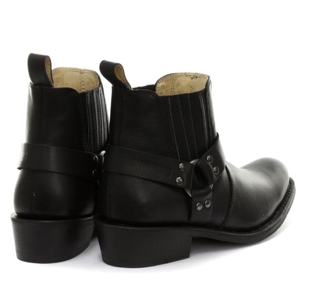 Esta elegante bota de cuero tiene una silueta de pierna baja y presenta un diseño de arnés de tres piezas con detalles de tachuelas que envuelve la bota y está conectada por un anillo de metal. El diseño sin cordones de estos zapatos se ve mejorado por el uso de presillas de marca para calzar y refuerzos elásticos dobles cosidos en los lados que hacen que estas botas sean fáciles de poner y quitar. Para una calidad más duradera, la suela de esta bota está cosida con el método Goodyear, que es conocido por brindar resistencia y larga duración a los zapatos. • Botas de arnés de pierna baja • Suela cosida Goodyear • La parte superior del zapato está hecha de cuero de primera calidad • Cuenta con un forro de cuero suave • Suelas de goma • Fabricado en México