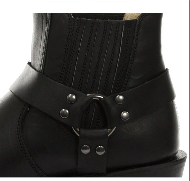 Esta elegante bota de cuero tiene una silueta de pierna baja y presenta un diseño de arnés de tres piezas con detalles de tachuelas que envuelve la bota y está conectada por un anillo de metal. El diseño sin cordones de estos zapatos se ve mejorado por el uso de presillas de marca para calzar y refuerzos elásticos dobles cosidos en los lados que hacen que estas botas sean fáciles de poner y quitar. Para una calidad más duradera, la suela de esta bota está cosida con el método Goodyear, que es conocido por brindar resistencia y larga duración a los zapatos. • Botas de arnés de pierna baja • Suela cosida Goodyear • La parte superior del zapato está hecha de cuero de primera calidad • Cuenta con un forro de cuero suave • Suelas de goma • Fabricado en México