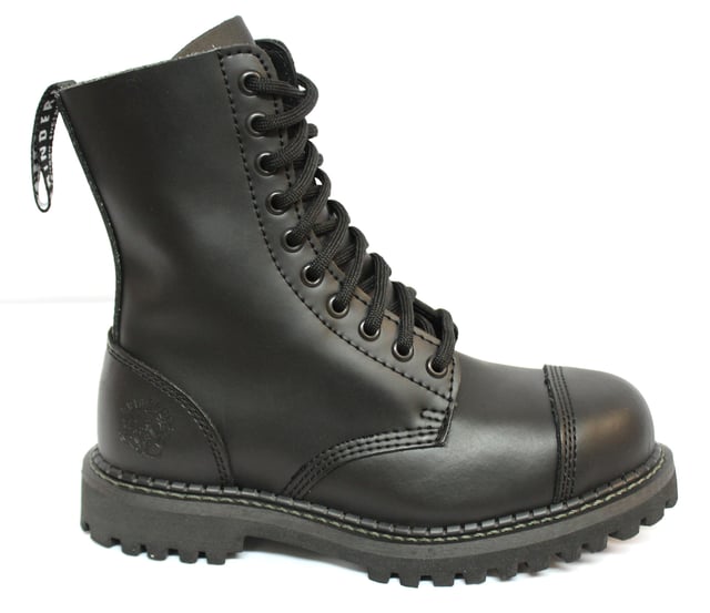 El Stag es famoso por ser uno de los estilos originales de Grinders y ha seguido siendo un éxito de ventas constante. Este estilo es la versión actualizada de 2015 de la preciada bota y presenta una variedad de características que la hacen cómoda, segura y moderna. El cierre cuenta con un sistema de cordones de 10 ojales para un ajuste seguro y, para mayor protección, la puntera está cubierta con acero de 200 julios. Una plantilla acolchada agrega comodidad y la bota es más duradera con la adición de una suela de goma resistente al aceite gruesa que está cosida para un uso duradero. También se introduce una trabilla de marca en la abertura de la bota para que sea fácil de poner y quitar. • Bota Derby de 10 ojales• Puntera de acero• Cosida Goodyear• Suelas Commando de Grinders (CS)• Parte superior de cuero