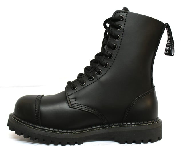 El Stag es famoso por ser uno de los estilos originales de Grinders y ha seguido siendo un éxito de ventas constante. Este estilo es la versión actualizada de 2015 de la preciada bota y presenta una variedad de características que la hacen cómoda, segura y moderna. El cierre cuenta con un sistema de cordones de 10 ojales para un ajuste seguro y, para mayor protección, la puntera está cubierta con acero de 200 julios. Una plantilla acolchada agrega comodidad y la bota es más duradera con la adición de una suela de goma resistente al aceite gruesa que está cosida para un uso duradero. También se introduce una trabilla de marca en la abertura de la bota para que sea fácil de poner y quitar. • Bota Derby de 10 ojales• Puntera de acero• Cosida Goodyear• Suelas Commando de Grinders (CS)• Parte superior de cuero