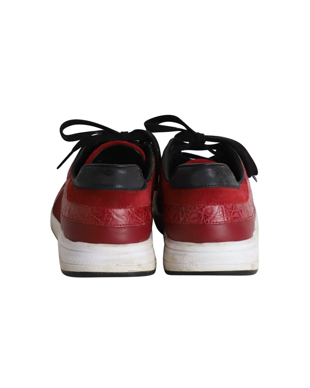 VINTAGE, RRP AS NEW
A vintage Gucci piece with a timeless design, these low-top sneakers feature crocodile-embossed leather panels, a lace-up front fastening, and a bold red hue, making them a hit for any collector. A great everyday sneakers to mix and match with your casual outfits.

Gucci Vintage Croco-Embossed Low-Top Sneakers in Red Leather and Mesh
Condition: Very good
Sign of wear: Moderate wear on the soles, moderate wear on the insoles, stains on the midsoles
Material: Leather and mesh
Color: Red
Size: IT35 / UK2 / US5
SKU: 291291