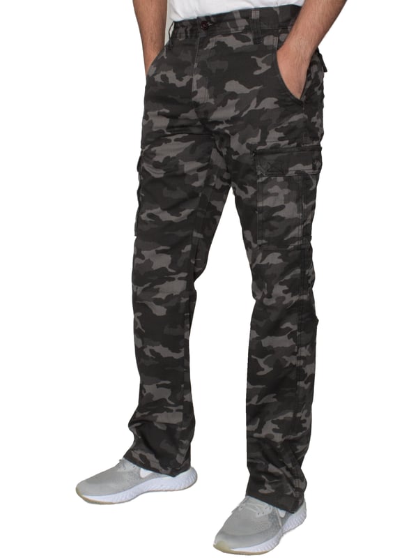Kruze heren camo combatbroek Deze broek heeft een mid-rise en losse pasvorm, met een verstelbare knevel voor de zomen. Je vindt 2 voorzakken, 2 achterzakken met knopen en 2 zijzakken met klittenband om al je essentials binnen handbereik te houden. De gulpsluiting met rits zorgt dat je de broek gemakkelijk aan kunt trekken.