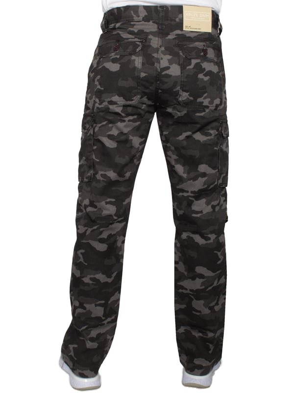 Kruze heren camo combatbroek Deze broek heeft een mid-rise en losse pasvorm, met een verstelbare knevel voor de zomen. Je vindt 2 voorzakken, 2 achterzakken met knopen en 2 zijzakken met klittenband om al je essentials binnen handbereik te houden. De gulpsluiting met rits zorgt dat je de broek gemakkelijk aan kunt trekken.
