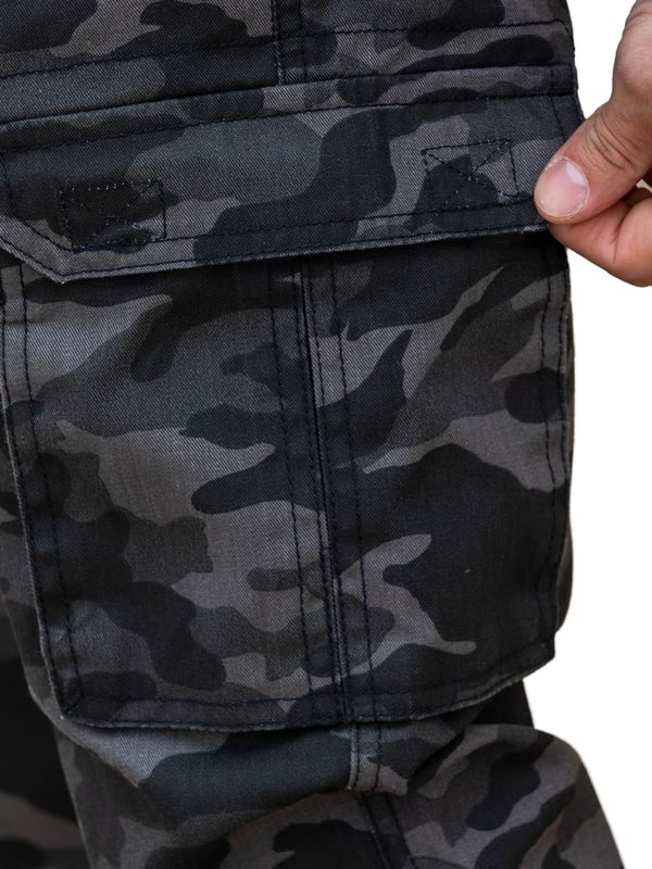 Kruze heren camo combatbroek Deze broek heeft een mid-rise en losse pasvorm, met een verstelbare knevel voor de zomen. Je vindt 2 voorzakken, 2 achterzakken met knopen en 2 zijzakken met klittenband om al je essentials binnen handbereik te houden. De gulpsluiting met rits zorgt dat je de broek gemakkelijk aan kunt trekken.