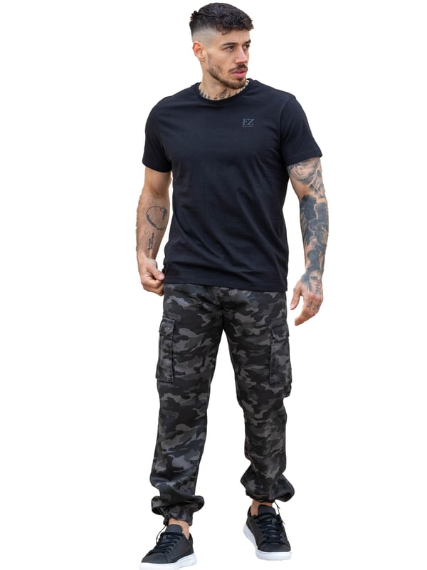 Kruze heren camo combatbroek Deze broek heeft een mid-rise en losse pasvorm, met een verstelbare knevel voor de zomen. Je vindt 2 voorzakken, 2 achterzakken met knopen en 2 zijzakken met klittenband om al je essentials binnen handbereik te houden. De gulpsluiting met rits zorgt dat je de broek gemakkelijk aan kunt trekken.