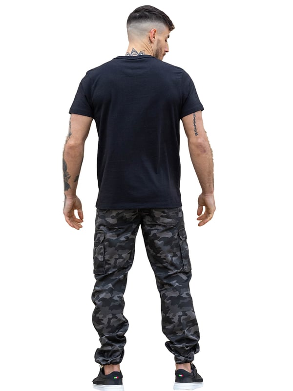 Kruze heren camo combatbroek Deze broek heeft een mid-rise en losse pasvorm, met een verstelbare knevel voor de zomen. Je vindt 2 voorzakken, 2 achterzakken met knopen en 2 zijzakken met klittenband om al je essentials binnen handbereik te houden. De gulpsluiting met rits zorgt dat je de broek gemakkelijk aan kunt trekken.