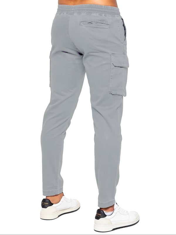 Pantalones cargo Enzo para hombre. Ajuste regular, pierna recta, lavado con enzimas. Diseño de 5 bolsillos. 2 bolsillos laterales, 2 bolsillos cargo con cierre de velcro. Bolsillo trasero único. Cintura elástica con cordón ajustable.