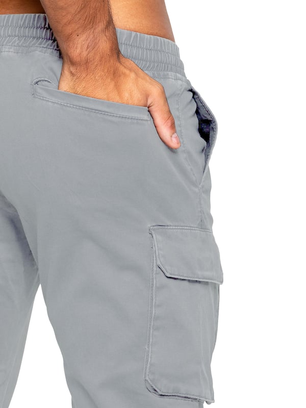 Pantalones cargo Enzo para hombre. Ajuste regular, pierna recta, lavado con enzimas. Diseño de 5 bolsillos. 2 bolsillos laterales, 2 bolsillos cargo con cierre de velcro. Bolsillo trasero único. Cintura elástica con cordón ajustable.