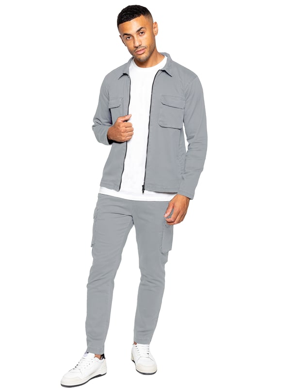 Pantalones cargo Enzo para hombre. Ajuste regular, pierna recta, lavado con enzimas. Diseño de 5 bolsillos. 2 bolsillos laterales, 2 bolsillos cargo con cierre de velcro. Bolsillo trasero único. Cintura elástica con cordón ajustable.