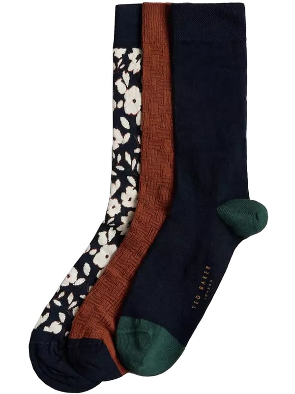 Experimenta la máxima comodidad y estilo con nuestros versátiles calcetines de caña media, diseñados para complementar tu calzado favorito o mantenerte cómodo mientras realizas tareas domésticas. Cada calcetín de este set de tres pares está elaborado con una mezcla de algodón suave y un toque de elasticidad, garantizando un ajuste perfecto durante todo el día. Los diseños variados aportan un toque único a cualquier conjunto, mientras que el detalle de un logo sutil añade un toque de elegancia. Empaquetados en una caja de regalo de la marca Ted Baker, este set es un regalo considerado o una adición elegante a tus esenciales.