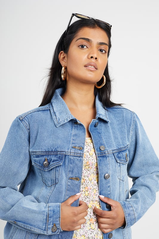 Embrace western chic with this Brave Soul denim jacket. Crafted in 100% cotton, it features two chest pockets, button fastenings, and contrast colour topstitching for an authentic look. The regular fit ensures both style and comfort. Elevate your casual style with this timeless piece.