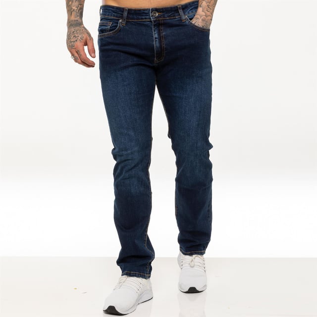 Kruze Mens Straight Leg Regular Fit Stretch Jeans med två fickor fram, två bak och en myntficka. Bekväma stretchjeans som passar perfekt för fritid och arbete.