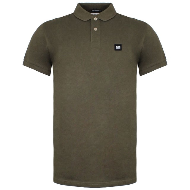 El Polo Barnum Khaki presenta un cuello de polo clásico y un tapete de tres botones, que ofrece un aspecto atemporal y sin esfuerzo. Hecho de tela de algodón de alta calidad, proporciona una sensación suave y transpirable, asegurando la máxima comodidad durante todo el día.

Su color caqui agrega un giro contemporáneo al diseño tradicional de la camisa del polo, por lo que es una pieza versátil que se puede vestir fácilmente hacia arriba o hacia abajo. Ya sea que salga a salir para un brunch relajado de fin de semana o una noche informal, este polo se combina sin esfuerzo en cualquier entorno.


Abrazando el espíritu de la marca de delincuentes de fin de semana, el Polo Barnum está adornado con sutiles acentos de marca. Un discreto logotipo de delincuente de fin de semana está bordado en el cofre, agregando un toque de autenticidad y encanto de ropa de calle al diseño general.


Con su ajuste a medida y su artesanía impecable, la camisa de polo Barnum Khaki ofrece una silueta favorecedora sin comprometer la comodidad. La atención al detalle se extiende a los puños del dobladillo y la manga, que están meticulosamente terminadas, mostrando el compromiso de la marca con la calidad.


Combina la camiseta Barnum Khaki con tus jeans o chinos favoritos para un aspecto relajado pero refinado. Su versatilidad permite un estilo sin esfuerzo, por lo que es una opción de referencia para varias ocasiones.


Ya sea que sea un entusiasta del delincuente de fin de semana o simplemente aprecie la ropa bien elaborada, la camisa de polo masculino de Barnum Khaki es una adición imprescindible a su guardarropa. Eleve su atuendo informal con esta pieza atemporal que exuda estilo, comodidad y un borde urbano.
