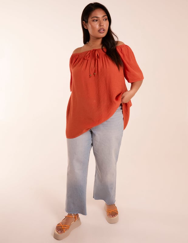 A top that will sure cover all bases this Summer. This top is perfect for all kind of occasions!