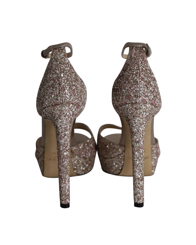 Jimmy Choo Platform Sandals in Pink Glitter VINTAGE, RRP AS NEW
Perfect for a night of cocktails and dancing, this pair of Jimmy Choo Platform Sandals are a must-have! With their eye-catching pink glitter and high heel, these shoes look great with any outfit.
*with box and dust bag
Jimmy Choo Platform Sandals in Pink Glitter
Material: Glitter
Size: IT39
Condition: Very good
Sign of wear: Moderate wear on soles and insoles
SKU: 290148