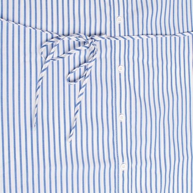 Este vestido de maternidad estilo camisa es una opción elegante y cómoda para las futuras mamás.

El diseño incluye un cordón ajustable sobre el vientre, lo que te permite personalizar el ajuste a medida que avanza tu embarazo, garantizando un soporte cómodo sin compresión.

El cierre de botones en la parte frontal a lo largo del vestido no solo añade un toque clásico, sino que también facilita su uso durante y después del embarazo, haciéndolo ideal para la lactancia.

Las mangas 3/4 con puños fruncidos añaden un toque casual y sofisticado, lo que lo hace versátil para diferentes ocasiones.

La longitud hasta la rodilla ofrece un look equilibrado entre frescura y estilo.

Perfecto para mamás que buscan una prenda práctica y moderna.  
Composición: 100% algodón  
Cuidado:  
- Lavar a máquina en frío.  
- Usar colores similares en el lavado.  
- Evitar el uso de blanqueadores.  
- Secar a baja temperatura en la secadora.  
- Planchar a baja temperatura.  
- No lavar en seco.