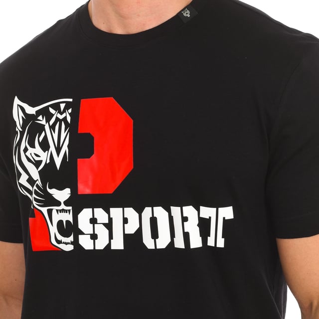 Plein Sport T-Shirt mit kurzen Ärmeln.
 Rundhalsausschnitt mit geripptem Abschluss.
 Markenprint auf der Vorderseite.
 Markendruck auf der Rückseite.
 Nähte im Farbton.
 Zusammensetzung: 100% Baumwolle
 Pflege:
Bei maximaler Temperatur von 30º waschen.
 Bei mittlerer Temperatur bügeln.
 Keinen Trockner verwenden.
 Kein Bleichmittel verwenden.
 Nicht chemisch reinigen.