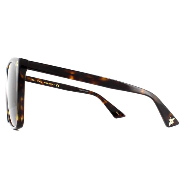 Die Gucci GG0022S 003 Havana Grey Gradient Sonnenbrille hat eine einfache quadratische Form mit eleganten GG-Logos an den vorderen Tempeln und einem Bienendetail an der Tempelspitze.