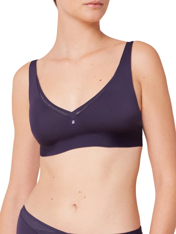 Triumph True Shape Sensation Minimizer Bra. Breathable double lamination with super-soft cup liners. This product is recommended as hand wash only.