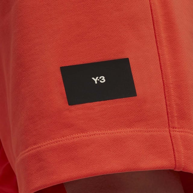 inchDe minimalistische bouw van de Y-3 Organic Cotton Shorts creëert een functionele basis voor dagelijks gebruik. Deze shorts zijn gemaakt van natuurlijke en hernieuwbare materialen als onderdeel van onze reis om eindige bronnen uit te bannen en plastic afval te helpen beëindigen. inch- Trekkoord op elastische taille.- Zijzakken.- Losse pasvorm.- 100% organisch katoen French terry.- Ref.: IB4794