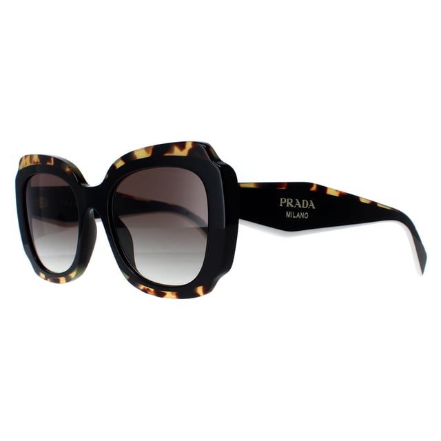 Prada PR16YS 01M0A7 black and medium tortoise light grey gradient zonnebril is een modieus ontwerp gemaakt van hoogwaardig acetaatmateriaal dat duurzaamheid en comfort garandeert. De slapen zijn versierd met het iconische Prada logo, wat een vleugje verfijning toevoegt. Deze zonnebril is perfect voor elke gelegenheid, of het nu een dagje in de zon is of een avondje uit in de stad.