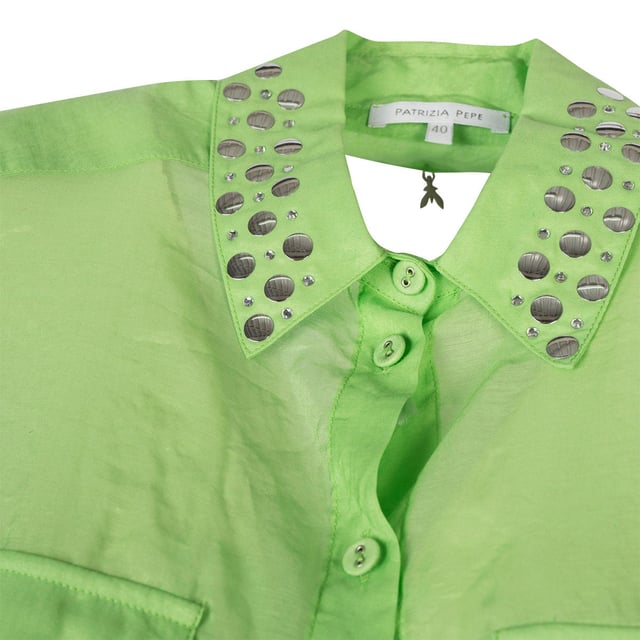 Estilo suelto
Con cuello
Sin mangas
Abotonado
Dos bolsillos delanteros
Bajo con elástico
Con espalda descubierta
Cuello adornado con lentejuelas
Detalle del logotipo de la marca en la espalda
Hecho de tela transparente de alta calidad
Fabricado en Italia