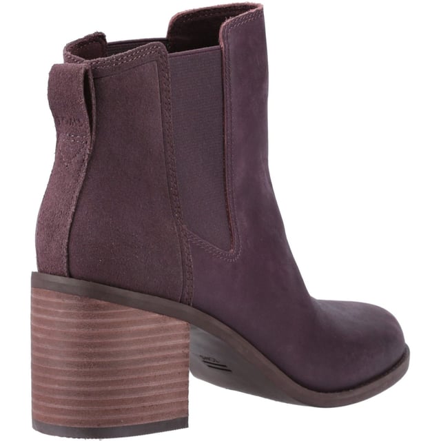 Mode ontmoet functie in de Evelyn enkellaars. Ontworpen voor comfort dankzij de precies goede blokhak en een dubbele boord voor gemakkelijk aan- en uittrekken. Een must-have stijl die je met gemak van je werk naar het weekend brengt.