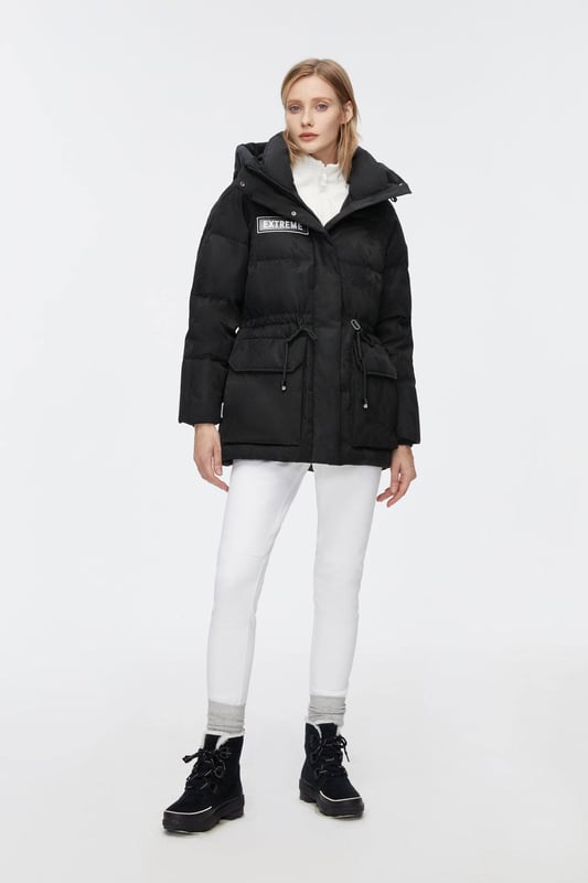 Stay warm in the harshest conditions with the Classic Extreme Goose Down Jacket, designed to withstand temperatures as low as -20 degrees with high-quality insulation suitable for everyone.

LUXURIOUS 700+ FILL GOOSE DOWN:;Ultra-light insulation of exceptional quality.

REVOLUTIONARY DOWN LOCKING TECHNIQUE: Crafted with fine nylon yarn, with smooth calendering finish.

HIGH-TECH FABRIC: Windproof, waterproof and breathable.