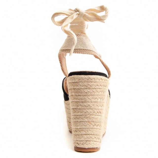 Dames sleehak esparto. Comfortabele pasvorm. Gevoerde binnenzool. Antislip zool. Versterkte stiksels. Vervaardigd door andere merken voor ons merk. Afmetingen bij benadering: 12 cm wig en 6 cm plateau.