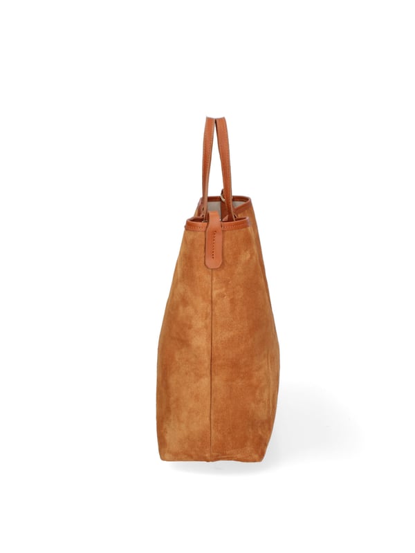 Bolso bandolera para mujer. El cierre es con botón magnético. Los bolsillos internos son uno con cremallera y otro abierto. Los bolsillos externos están ausentes. La bandolera es ajustable y extraíble en piel. El mango es de piel. Hay un compartimento interno. El material exterior es ante auténtico. Internamente está forrado en tejido 70% algodón - 30% poliéster. Medidas: 40x30x13 cm. Hecho en Italia